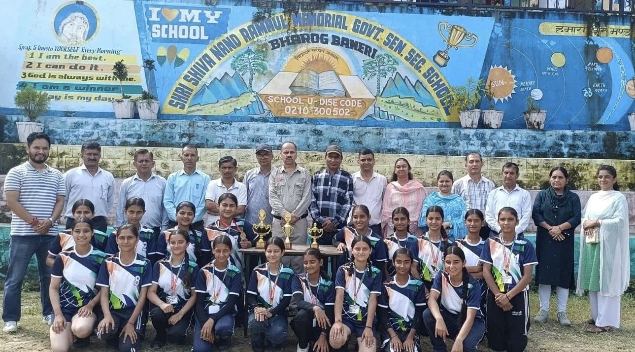 Students and teachers at the Bharog Baneri secondary school. Photo: Project RISHI @ UC Berkeley.